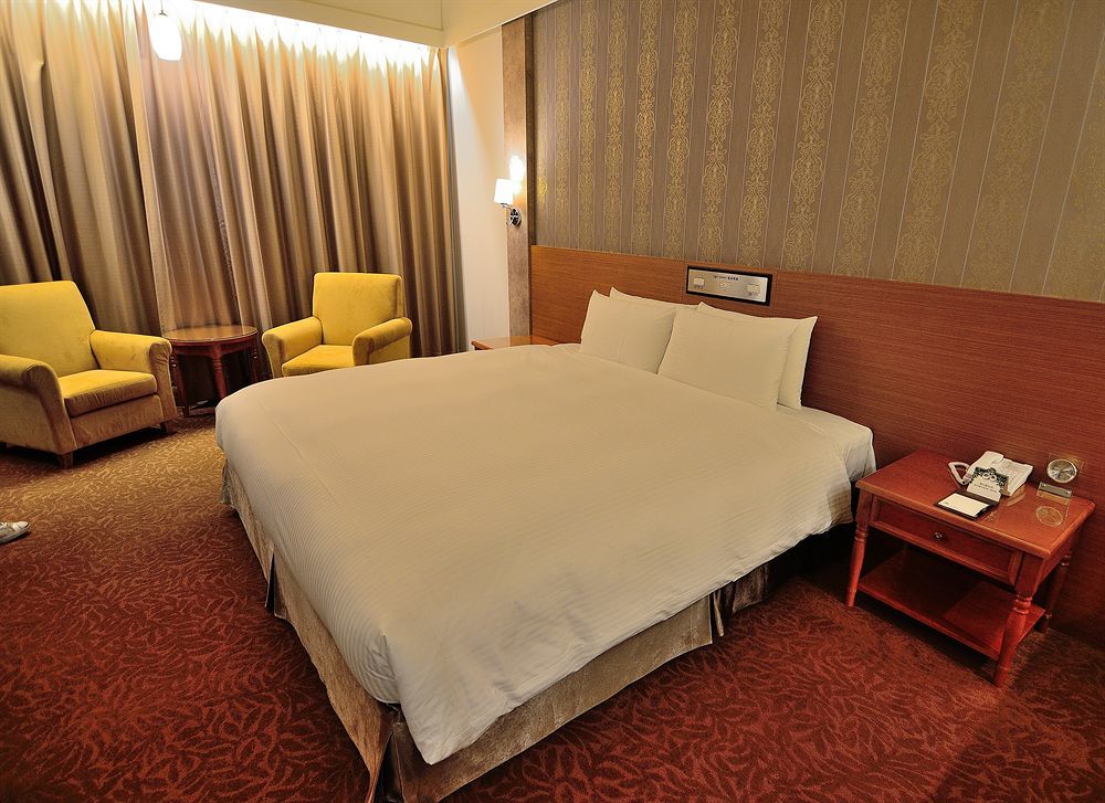 Royal Chiayi Hotel Exterior photo