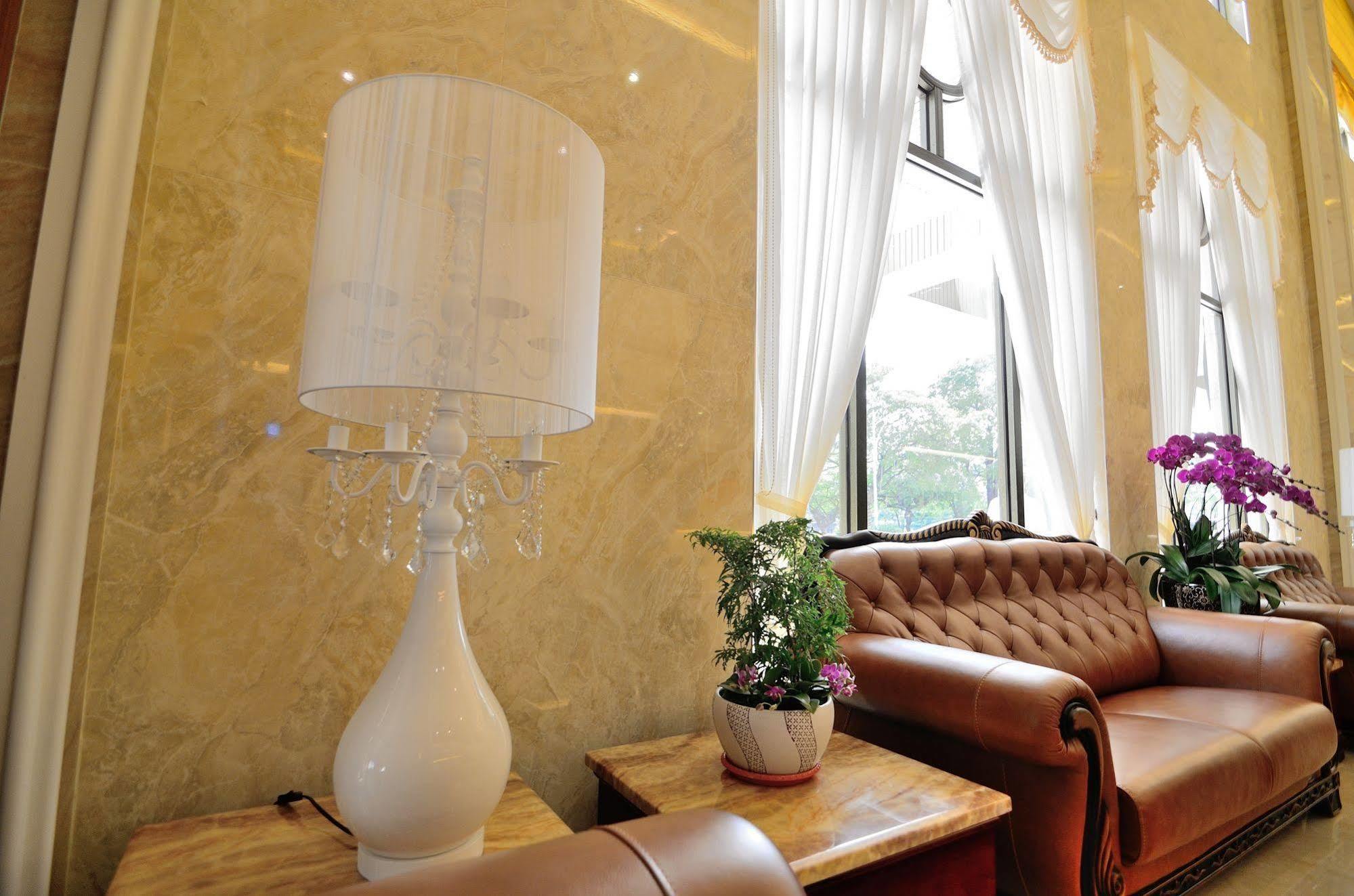 Royal Chiayi Hotel Exterior photo