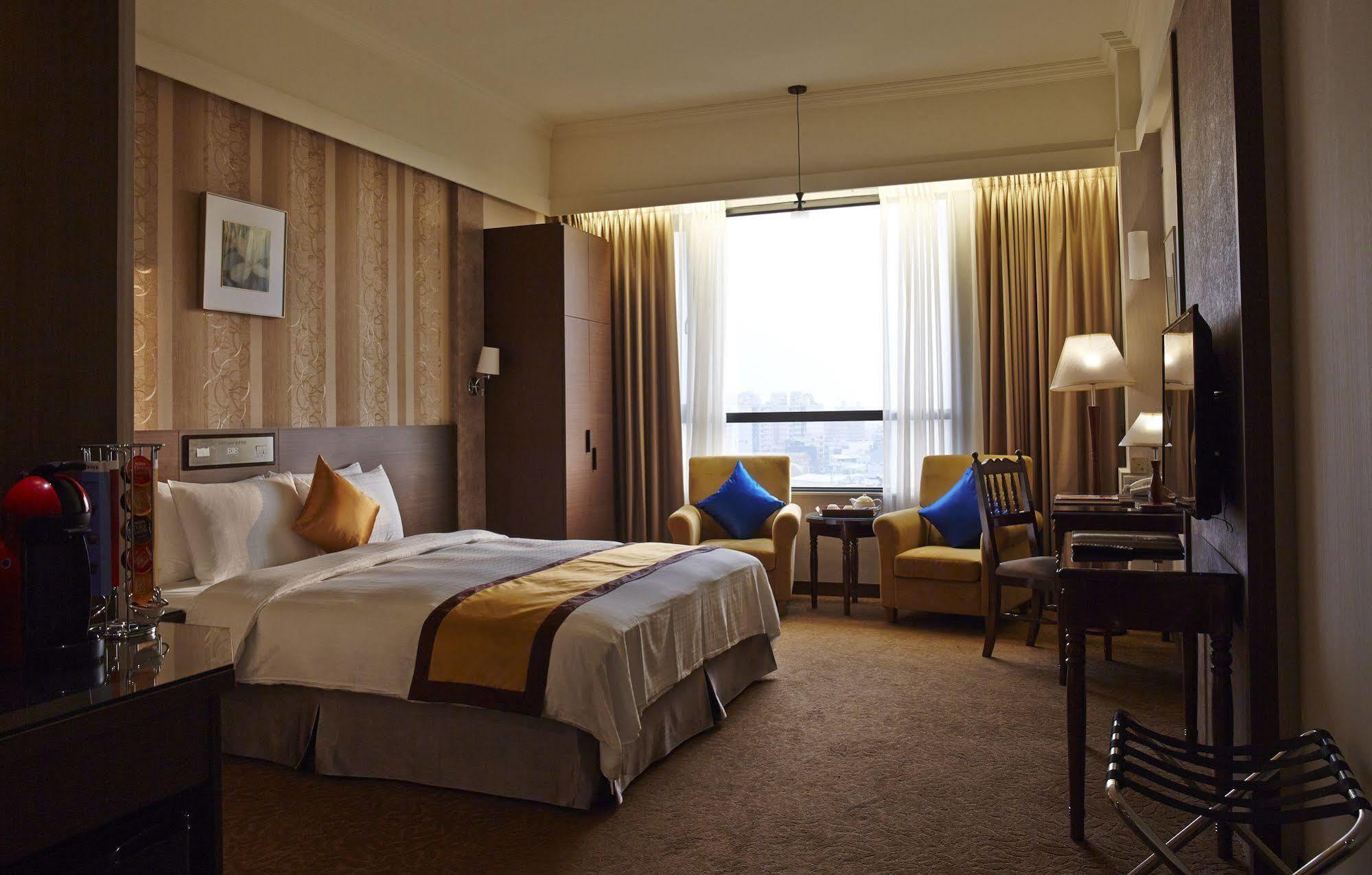Royal Chiayi Hotel Exterior photo